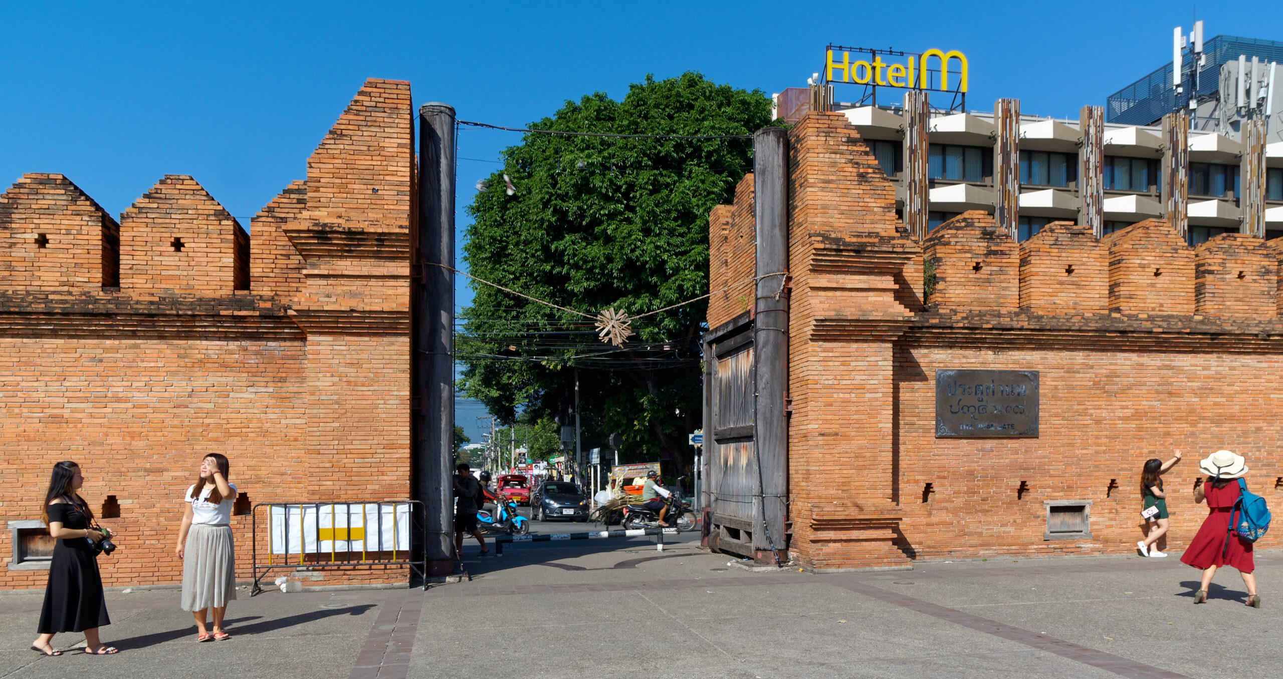 Tha Phae Gate in Chiang Mai under a bright daytime sky.