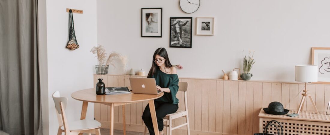 A Lightweight Apartment Workspace Abroad, Without Taking Over Your Bag