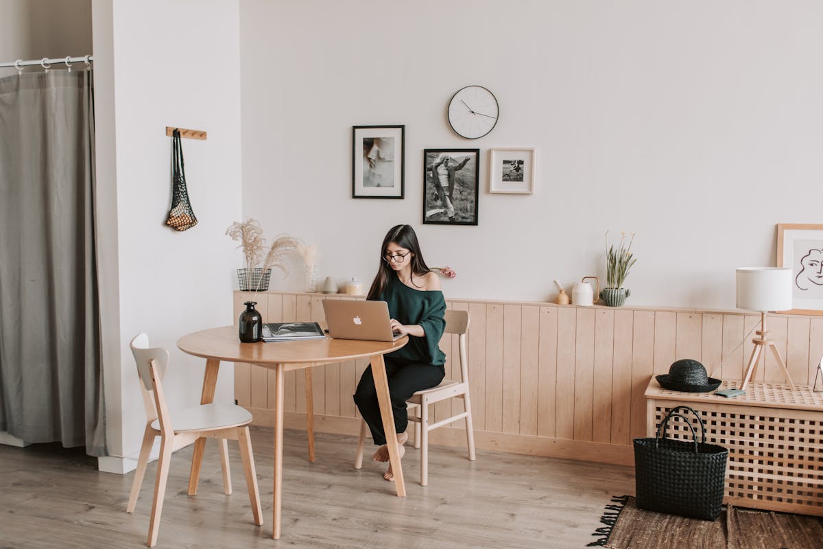A Lightweight Apartment Workspace Abroad, Without Taking Over Your Bag