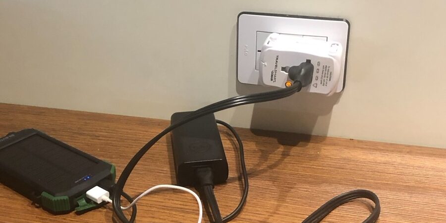 A Low-Stress Tech Pouch Setup for Long-Stay Travel