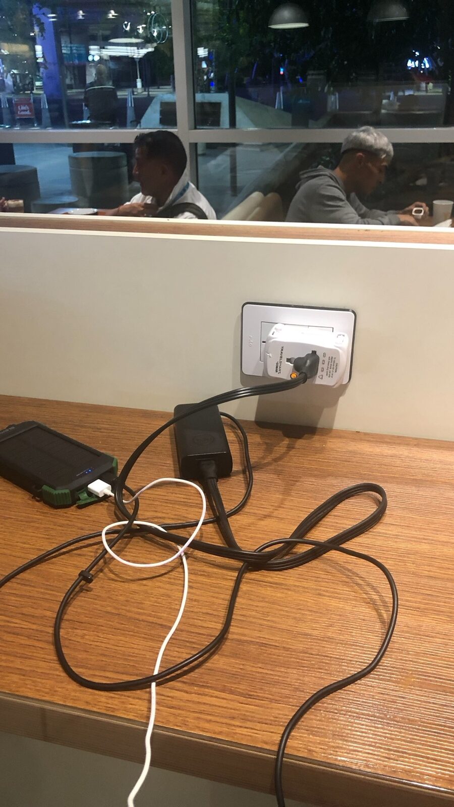 A Low-Stress Tech Pouch Setup for Long-Stay Travel
