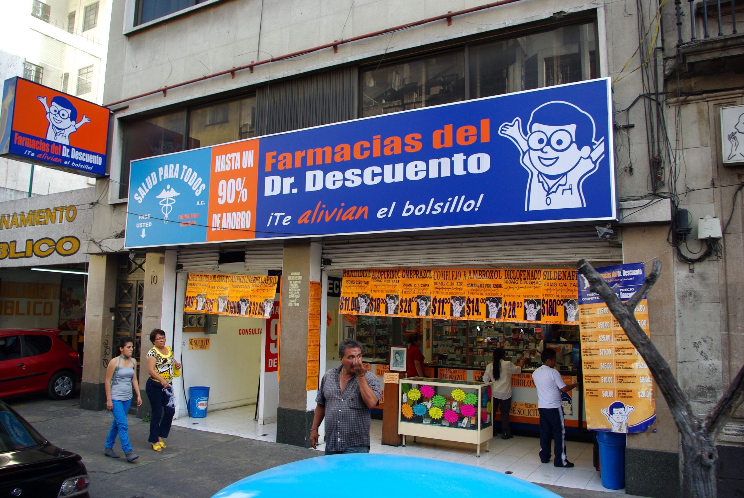 Busy pharmacy storefront in Mexico City, representing everyday medication and healthcare logistics for Americans abroad.
