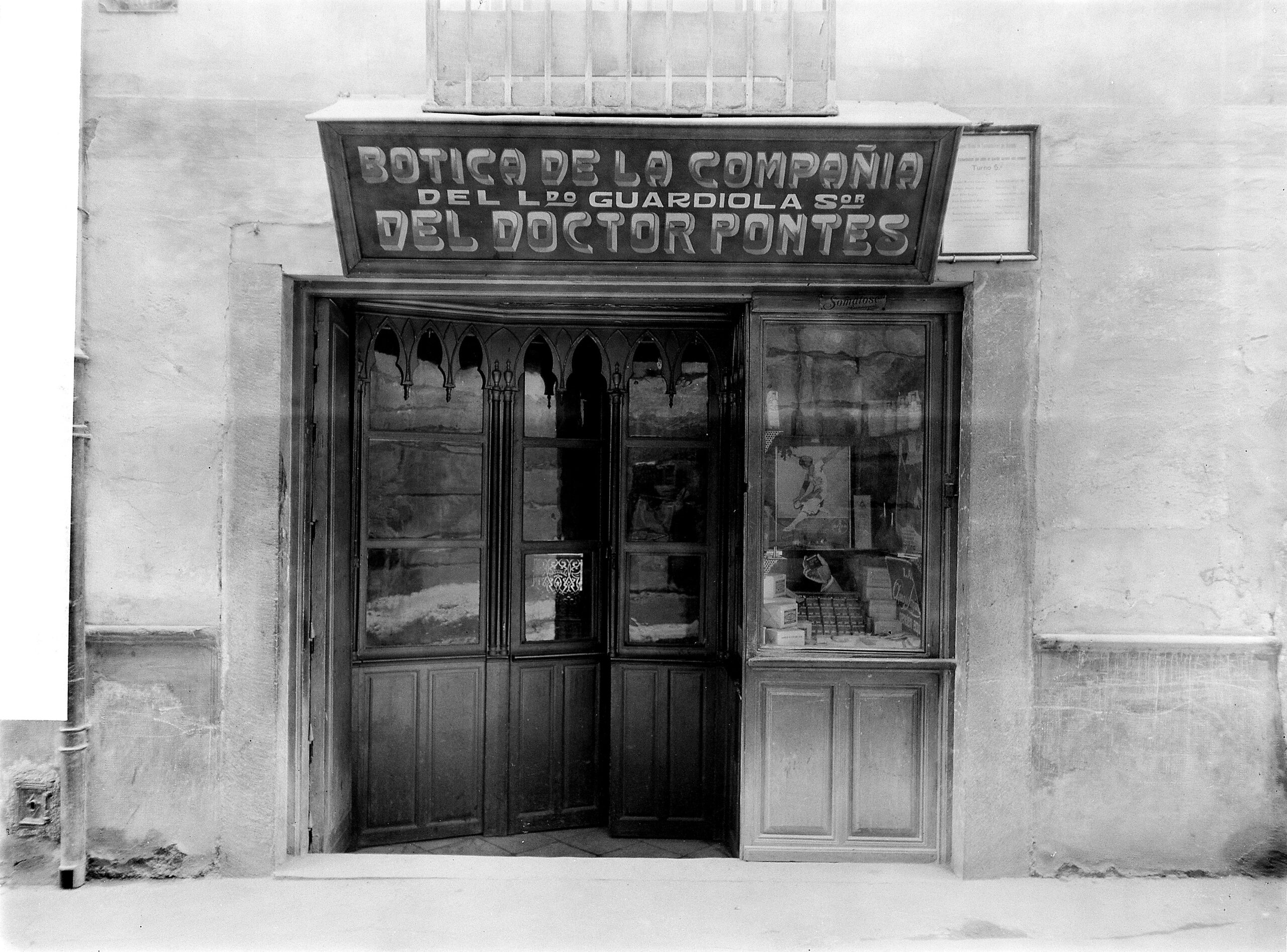 Exterior of a pharmacy in Granada, Spain, representing pharmacy access planning before a months-long stay abroad.