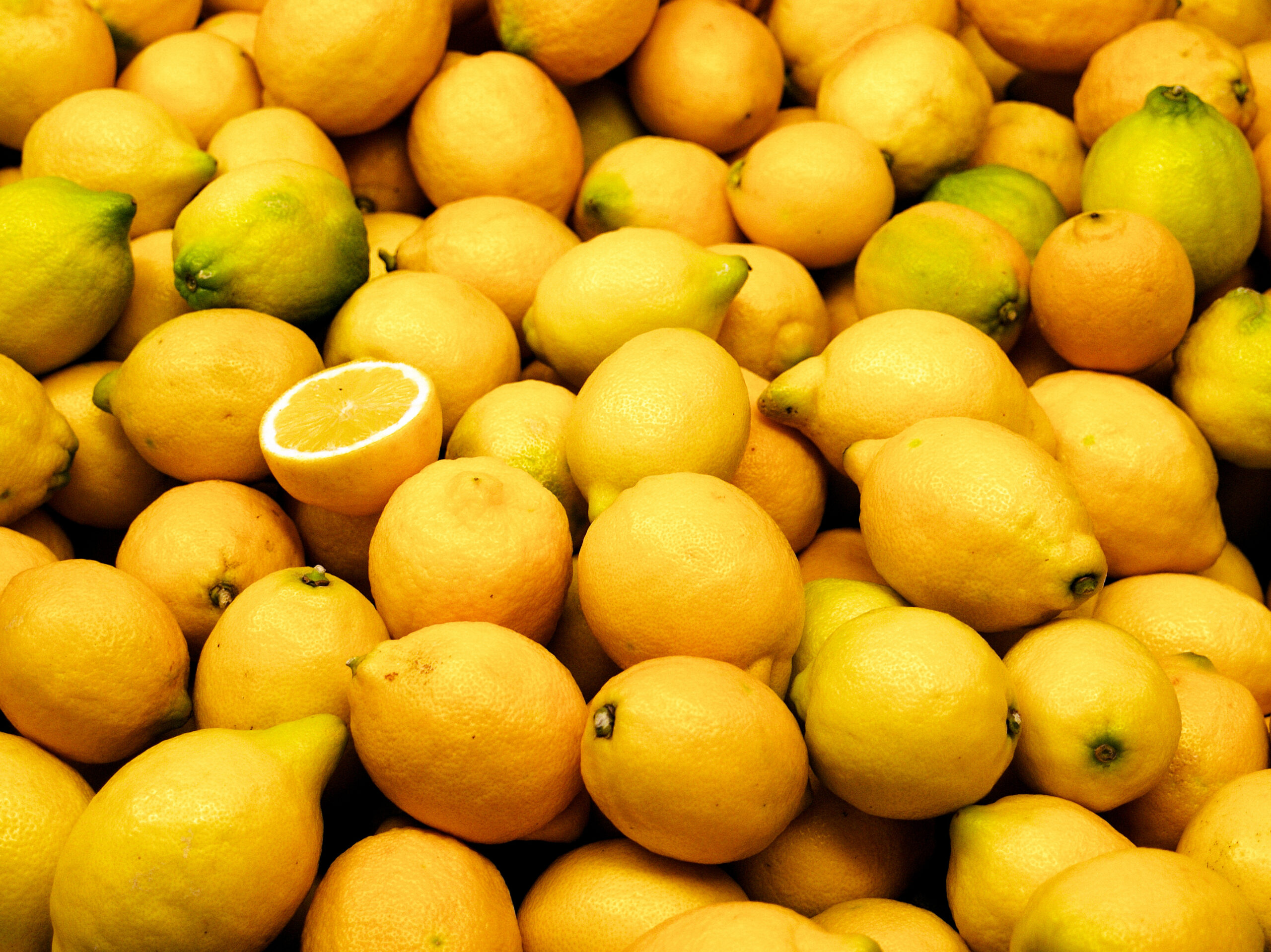 Lemons at Valencia Central Market, showing the grocery and daily-food side of a realistic Valencia monthly budget.